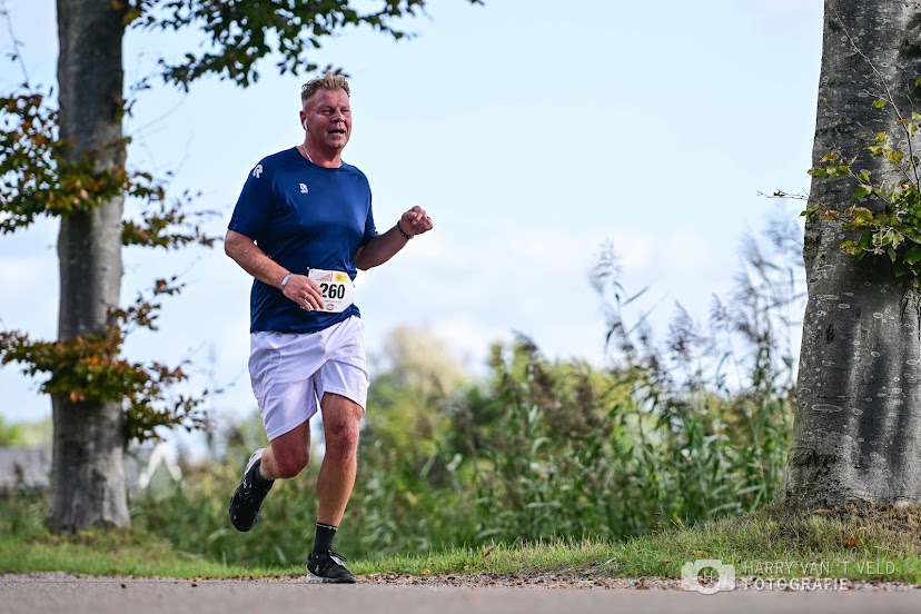 Bert van Meppelen Scheppink loopt langs de dijk met startnummer 260 op zijn shirt